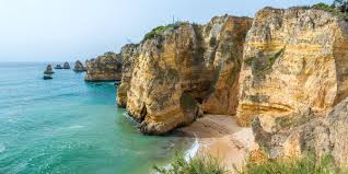 It has an area of 4,997 km2 (1,929 sq mi) with 451,006 permanent inhabitants, and incorporates 16 municipalities. Die 70 Beliebtesten Hotels An Der Algarve Dertour