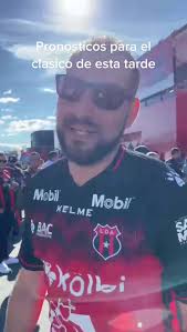 Pronosticos de los aficionados en las afueras del Alejandro Morera Sot...