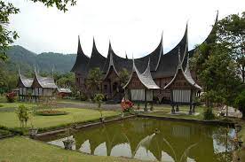 Masyarakat sumatera barat biasanya menyebutnya dengan nama rumah baanjuang atau rumah. Rumah Adat Sumatera Barat Asal Usul Filosofi Keunikan Dan Penjelasan