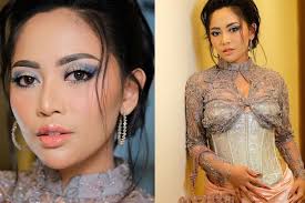 Style Kebaya dan Look Makeup Rachel Vennya Dijulidin: Kayak Model Kalender  Jadul