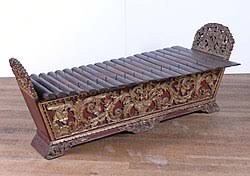 Alat musik jawa tengah ini merupakan salah satu instrumen orkes gambang kromong dan gambang rancag. Gambang Wikipedia