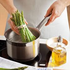 Cocinar espárragos es tarea simple, la forma más común de cocinarlo es hervirlos para comerlos en ensaladas, con un poquito de aceite y vinagre o mayonesa. Como Cocer Los Esparragos Al Dente