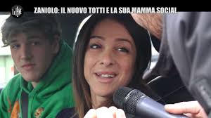 Francesca costa, madre di nicolò zaniolo, risponde così su instagram ai cori di cui lei e il figlio sono stati bersaglio, da parte dei tifosi della lazio, durante il insomma, un inizio di campionato di fuoco. Mamma Zaniolo Le Iene Il Calciatore Imbarazzato Dalla Domanda Video