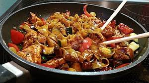 Schnell und einfach im wok zubereitet wird die asiatische nudelpfanne mit weizennudeln, broccoli, peperoncini, limetten, sojasauce und mungobohnensprossen. Asiatisch Gebratene Nudeln Suss Scharf Vegetarisch Von Ljens Chefkoch Rezepte Asiatische Rezepte Asiatisch Kochen