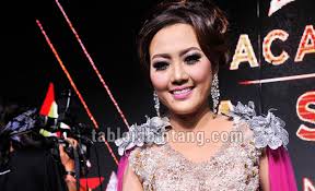 Umur 49 tahun) adalah penyanyi dangdut berkebangsaan singapura. Rosalina Musa Tersenyum Kalem Tabloidbintang Com
