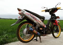 Kombinasi warna ini membuatnya terlihat adem sekaligus stylish. Foto Motor Vega R New Modifikasi
