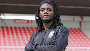 O médio estava cedido aos cónegos até final da época mas não convenceu os três treinadores que teve, ainda por cima protagonizou um. Adeptos Do Benfica Invadem Redes Sociais De David Tavares Infetado Com Covid 19 Benfica Jornal Record