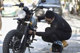 Malahan bateri kereta juga turut membekalkan arus elektrik untuk digunakan ketika enjin tidak beroperasi. Kenapa Tiba Tiba Muncul Bau Gosong Di Motor Gak Usah Panik Simak Video Berikut Ini Motorplus