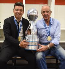 Plantel, jugadores, formación y cuerpo técnico. River Ya Tapo El Escudo De Boca En Una Celebracion