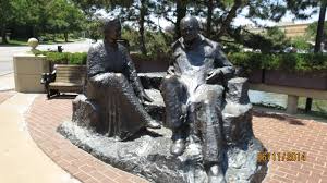 Maileiksi muutettuna tämä on 1344 mailia tai 1168. Sir Winston Lady Churchill On The Country Club Plaza Country Club Plaza Outdoor Lion Sculpture