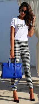 Black And White Pants Outfit Ideas Pop Of Royal Bue On Black And White Outfit Idea Pantalones De Cuadros Pantalon Cuadros Mujer Ropa De Moda