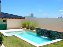 The red on the right pops against the pools turquoise tiles and really helps drawer eye up to the white windows in. Piscinas Familiares Moderne Pools Von Piscinas Scualo Modern Homify Pool Fur Kleinen Garten Moderne Pools Pool Im Garten