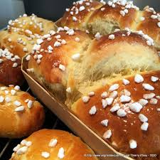 Brioche Traditionnelle Au Beurre La Recette De Base Au Levain Un Grain De Cuisine Beurre Recette Pains A Hot Dog Levain