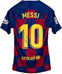 Barcelona'nın yeni iç saha forması, kulüp logosundan ilham alan yenilikçi bir çubuklu tasarımına sahip. Amazon Com Barcelona Messi Jersey