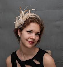 Champán, tocado beige. Tocado de boda con champán.