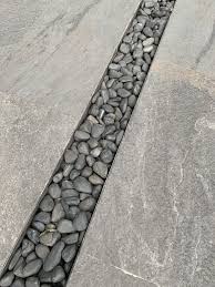 ด ออกไหมว าเป นรางระบายน ำ ใช กรวดแม น ำช วยซ อนซะเน ยนเลย ในภาพเป นกรวดแม น ำส ดำจร า ออกแบบบ าน การตกแต งบ าน