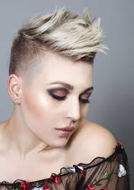 Er sieht stylish aus und zeigt sich überraschend vielseitig: Undercut Frisuren