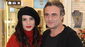 Benim adım melek dizisi ile izleyici karşısına çıkan kutsi, takımdaki çocuk oyuncu poyraz ar'ın annesi sibel ülker'le aşk yaşıyordu. Evlilige Hazir Degilim Diyerek 8 Yillik Iliskisini Bitiren Kutsi Evlendi Gercek Gundem