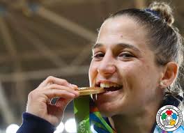 La judoca bonaerense paula pareto, campeona olímpica en río 2016, se convirtió en la primera deportista argentina de la delegación en arribar a tokio para los juegos olímpicos 2020, 22 días antes de que se inicie la competencia. Paula Pareto Appointed Athlete Role Model In Buenos Aires Yog 2018 Ijf Org