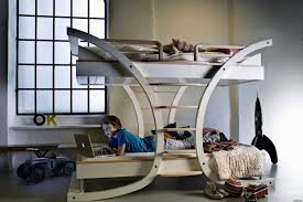 Kamar tidur yang dilengkapi dengan ranjang yang dibuat dari besi dapat memberikan atmosfer yang penuh sensasi dan unik. 15 Ide Terkeren Desain Ranjang Susun Untuk Rumah Minimalis Uprint Id