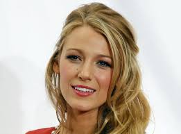 Photos : Blake Lively : concentrée et toujours aussi rétro pour poursuivre  le tournage de son nouveau film !