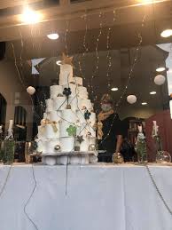 Dans un salon de coiffure, la décoration de la vitrine est importante pour les fêtes de noël. Salon De Coiffure A Ploermel Catherine Decore Sa Vitrine Avec Un Sapin En Rouleaux De Papier Toilette Le Ploermelais