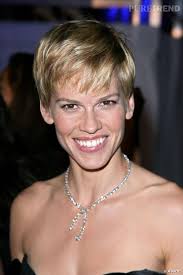 Quelle coupe de carré plongeant choisir ? Coiffure Visage Rectangulaire Hilary Swank Tente La Coupe A La Garconne Et On Ne Peut Pas Dire Que Ca Lui Reussisse La Coiffure A Tendance A Souligner La Longu Puretrend