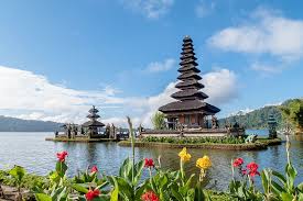 The temple site is located in the mountain highlands near bedugul on the shores of lake bratan. Ulun Danu Beratan Temple