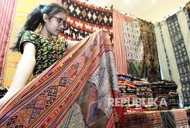 Jenis pakaian ini merupakan atasan dengan model rumbai di ujung bawahnya. Mengupas Makna Di Balik Motif Tenun Ntt Republika Online