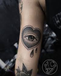 Tattoo De Olho Em Camafeu De Coracao No Estilo Old School No Braco Tatuagem Criada Pelo Tatuador Brasileiro Igor Irin Tatuagem Tatuagens Incriveis Tatuador