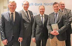 Darüber hinaus bietet es viele. Borsen Experte Markus Gurne Bei Der Vr Bank Nordrhon Fotos