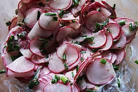 Radieschensalat Mit Schnittlauch Radieschen Salat Bistro Essen Radieschen
