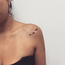 Three Birds In Flight Tattoo Location Com Imagens Tatuagem Ombro Feminina Tatuagem De Liberdade Tatuagem