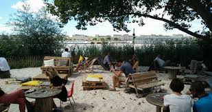 Celle que l'on surnomme la ville rose aligne ses façades italiennes et ses murs pastel au fil de l'eau. Les Bords De Garonne Vue Du Restaurant Photo De Les Chantiers De La Garonne Bordeaux Tripadvisor