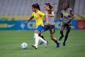 Além da publicação, feita horas antes do jogo contra a rússia, as brasileiras entraram em campo para o amistoso com uma faixa escrita: Selecao Feminina Enfrenta O Equador Em Ultimo Compromisso De 2020 Confederacao Brasileira De Futebol
