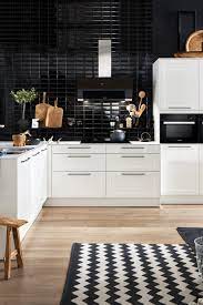 kuche l form l kuche weiss weisse kuchenfronten weiss matt skandinavisch schwarze fliessen kuche schw kitchen inspirations kitchen flooring l shaped kitchen