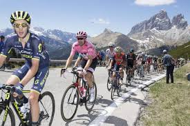 Zij is een van de drie grote rondes. In Het Wiel Van De Giro Dagelijks De Ronde Van Italie Dpg Media