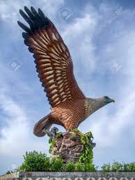 Menurut laporan (iucn) international union for conservation of nature pada tahun 2013, terdapat sekitar beberapa jenis burung di indonesia menjadi langka karena sedikit demi sedikit jumlahnya mulai berkurang. Eagle Sculpture At Dataran Helang At Kuah Langkawi Island In Malaysia Stock Photo Picture And Royalty Free Image Image 136992134