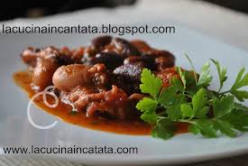 Quando l'olio si è insaporito ho tirato via l'aglio e ho aggiunto i polipetti. Polipetti In Umido Con Fagioli Rossi Piccantini La Cucina Incantata