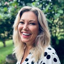 Calling all Hair & Make Up Professionals! AACTA and BAFTA award winning  Hair and Makeup artists Anna Gray​ and Cassie Hanlon​ will guide you  through the process of transitioning your skills to