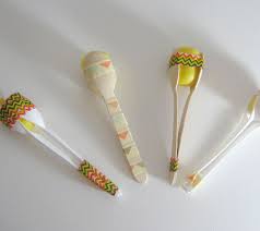 Basteln fördert nicht nur die kreativität und macht spaß, sondern hilft den kindern auch bei der motorischen entwicklung. Wir Basteln Tolle Instrumente Aus Loffel Glockchen Eiern Und Papprollen Instrumente Basteln Musikinstrumente Basteln Basteln