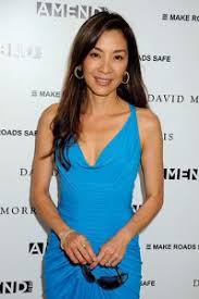 Son père, avocat, l'envoie en pension dans un couvent malaisien où elle reçoit un enseignement en anglais [réf. Michelle Yeoh Choo Kheng A Miss And Bond Girl On A Quest For World Peace Cfi Co