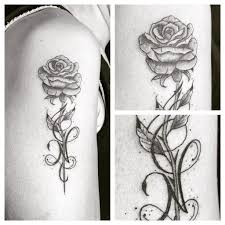 Tatouage Rose Initiale Sur Le Bras Fond Noir Tattoo