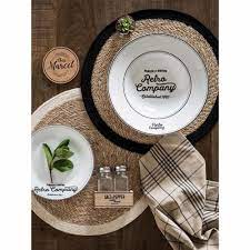 Ce set de table rond en jute naturel est agrémenté de jolis petits motifs blancs, il sera parfait pour apporter une touche naturelle et champêtre à votre table de repas. Rundes Jute Tischset In Schwarz Maisons Du Monde