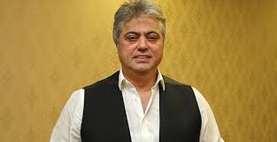 Şarkılarında aşk acısı gibi bireysel konuları işler. Cengiz Kurtoglu Uvey Annesiyle Gecen Aci Dolu Hikayesini Anlatti