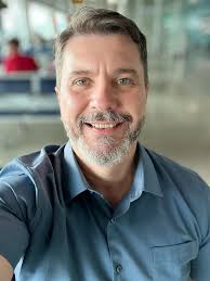 Quando o amor pedir um pingo da sua atenção, por favor, chova." — Bráulio  Bessa