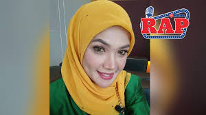 Zarina zainuddin salam hari raya , mohon maaf bersama suami dan madunya. Bahagia 25 Tahun Bermadu