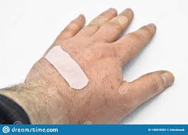 Verwundete Hand Eingewickelt Mit Pflaster Ein Medizinisches Pflaster F R Kleine Wunden Stockbild Bild Von Braun Kleber 146610565