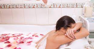 Untuk melengkap manfaat mandi susu, kamu juga bisa menggunakan susu bubuk sebagai bahan scrub wajah dan tubuh. Cara Mandi Susu Dengan Benar Yang Bisa Kamu Lakukan Di Rumah Kawaii Beauty Japan