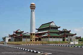 Keluasan masjid ini lebih kurang 23,000 kaki persegi dan mampu memuatkan 5000 orang jamaah setiap waktu. Masjid Jubli Perak Sultan Ismail Petra Wikipedia Bahasa Melayu Ensiklopedia Bebas